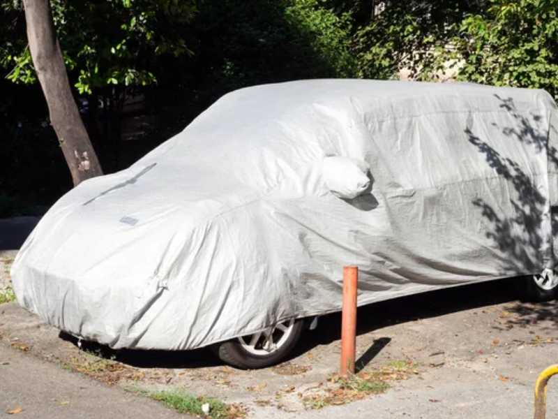 Autoabdeckung schutzt den Wagen